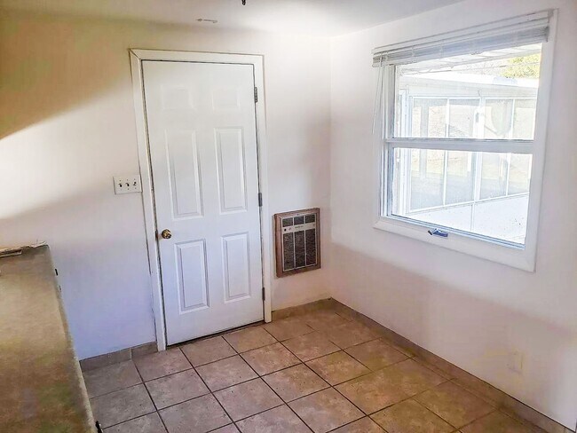 Foto del edificio - For Rent: 3 Bedroom Home with a Sunroom and Garage! Nice yard!