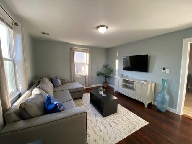 Living Room - 925 Mack Pl