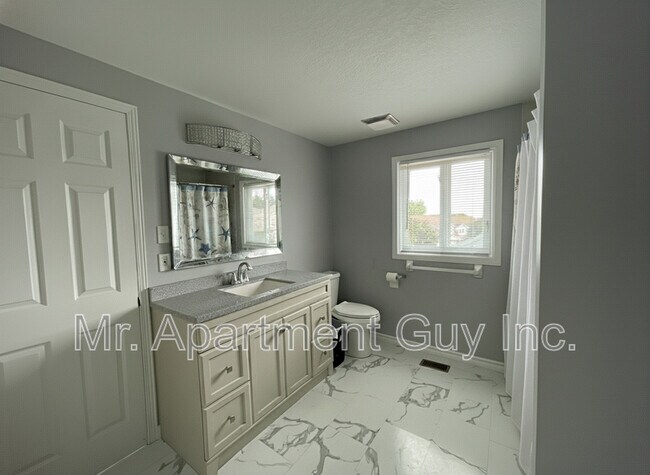 Building Photo - 493 Bankside Dr