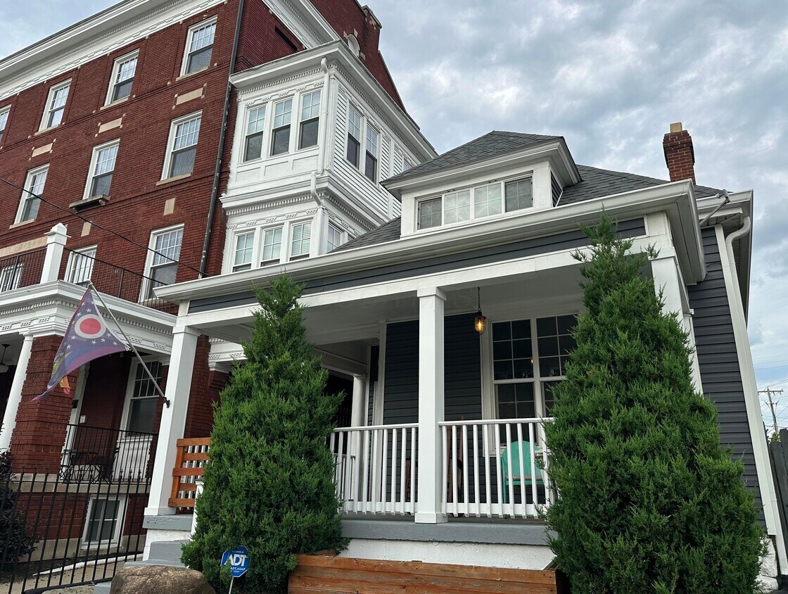 Foto principal - 334 St Clair Ave