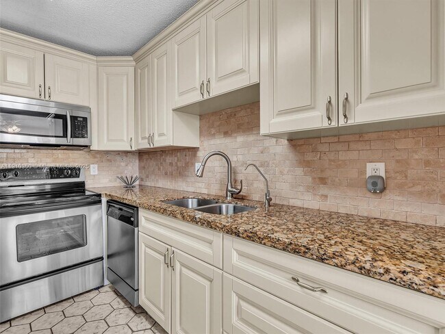 Foto del edificio - 13785 Flora Pl