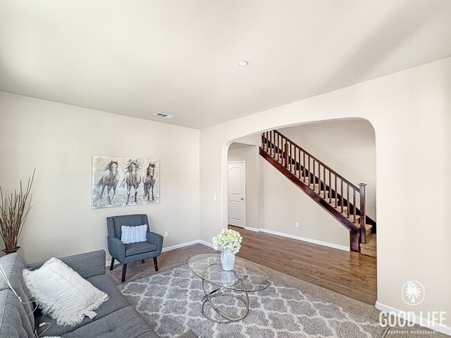 Building Photo - Stunning Home with Modern Comforts Spaciou...