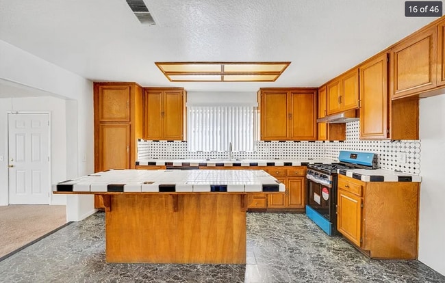 Foto del edificio - 13786 Sylmar Dr