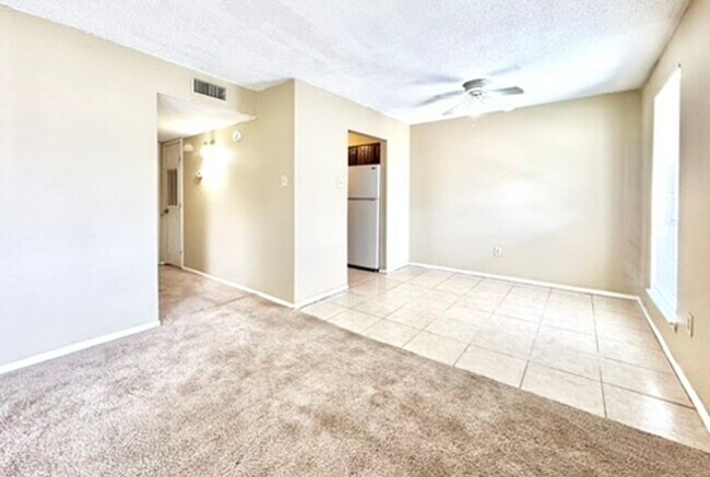 Foto del edificio - Freshly Painted 2-Bedroom Condo in Concord...