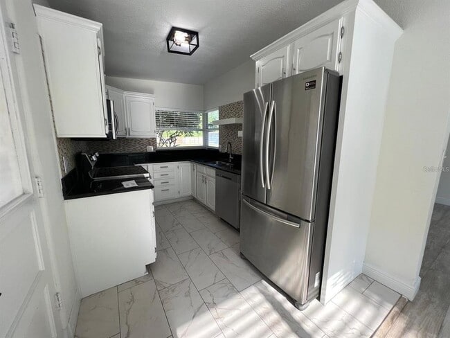 Foto del edificio - 5037 Lake Howell Rd