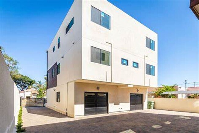 Foto del edificio - 3BR 3BA Modern Townhome in Prime NOHO