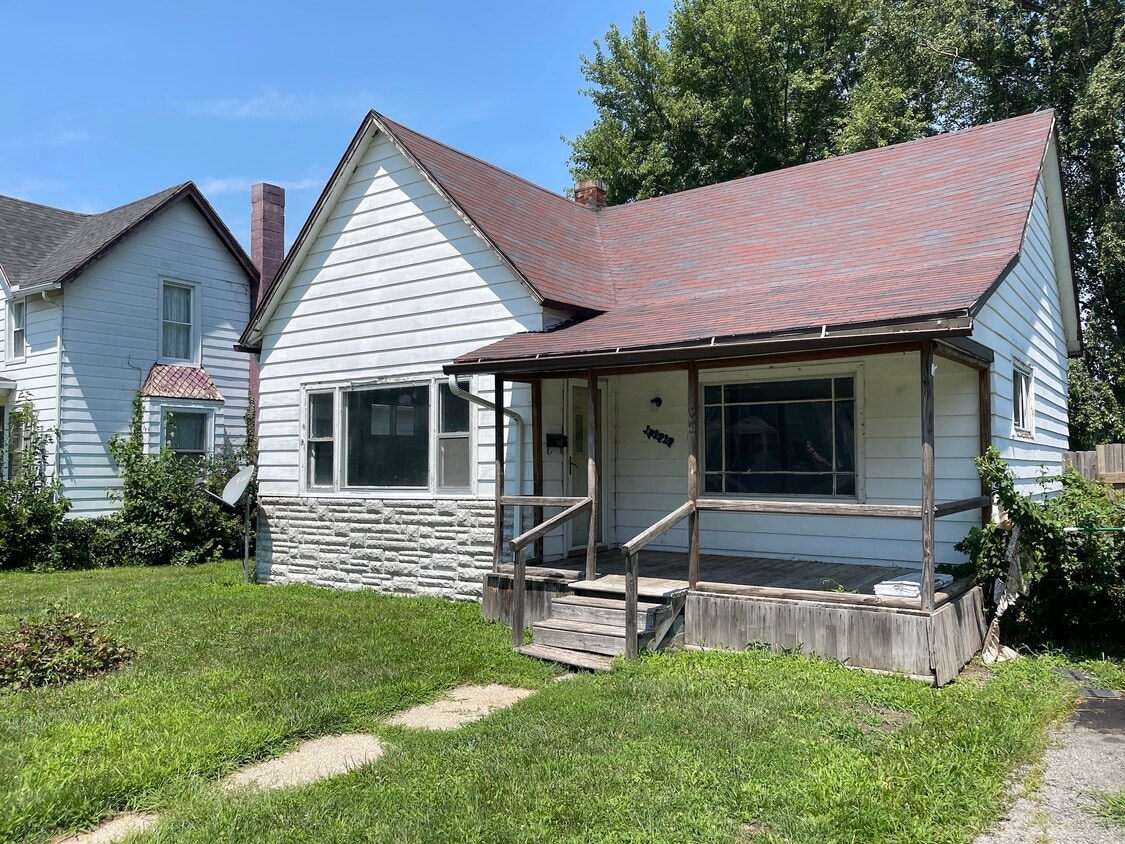 Primary Photo - 820 E Main St
