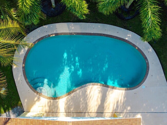 Foto del edificio - 302 NE 36th St