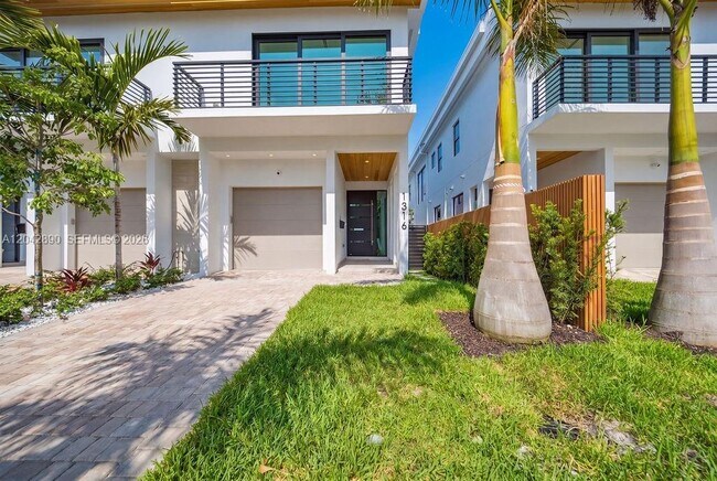Building Photo - 1316 NE 16th Ter