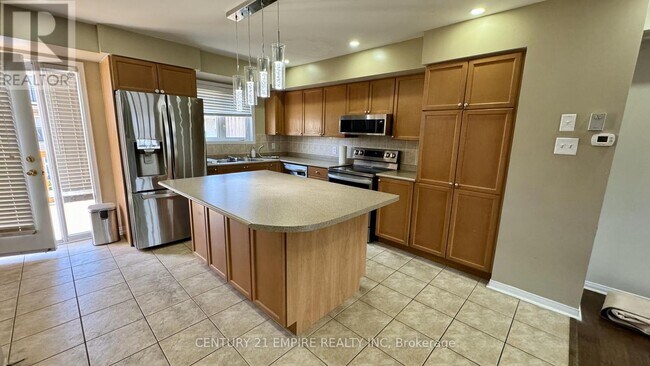 Photo du bâtiment - 3056-3056 Eglinton Ave W