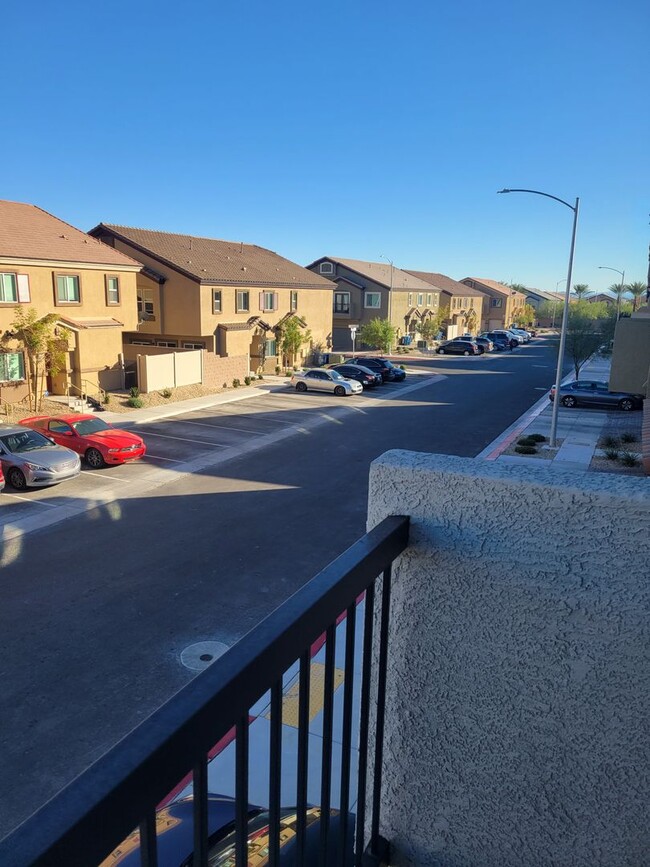 Building Photo - 2 Bed, 2 Bath Townhome in N. Las Vegas!