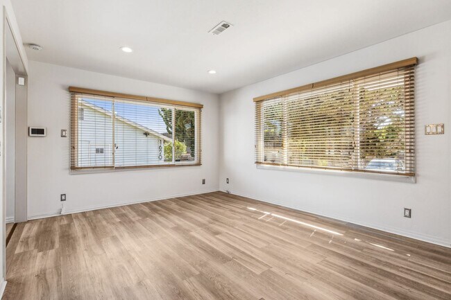 Building Photo - 1618 Fernside Blvd