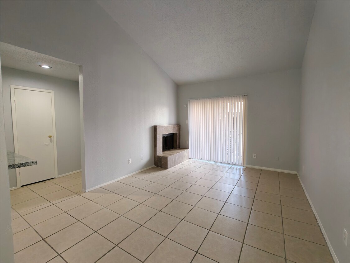 Foto principal - 8034 Antoine Dr