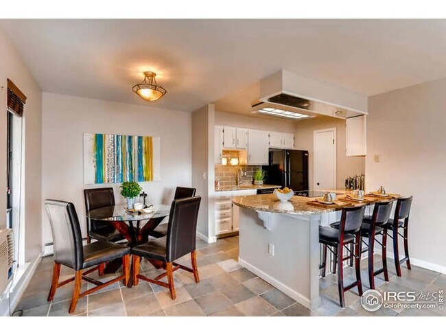 Foto del edificio - Furnished or Unfurnished Updated 2 Bed 2 B...