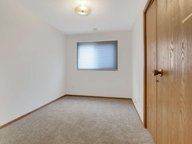 Building Photo - 3 Bedroom Apartment with new flooring and ...