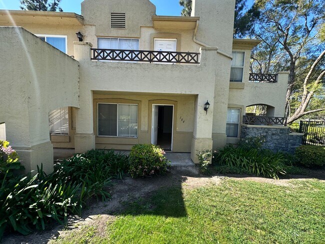 Foto del edificio - Walk to Eastlake! Bright 2BR/2BA Ground Floor Apartment with Tile Flooring & Parking