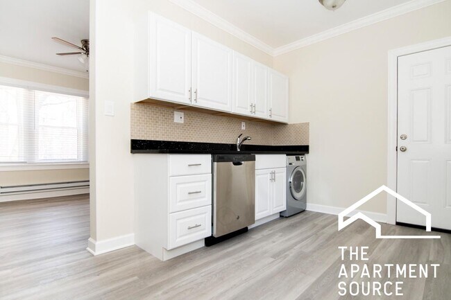 Photo - 648.5 W Roscoe St Apartment