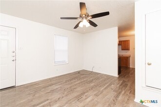 Building Photo - 2018 Cedarhill Dr