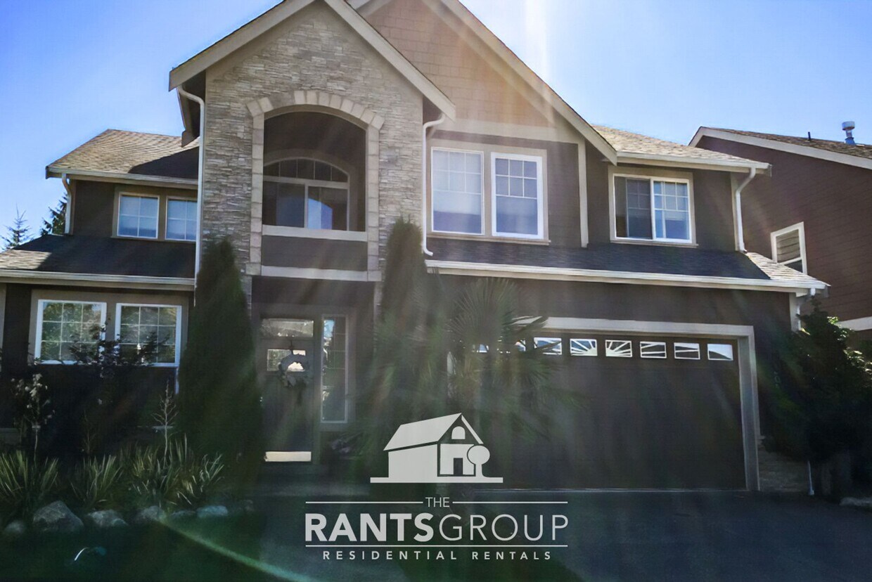 Foto principal - Spacious 5-Bedroom Home with Den & Bonus Room