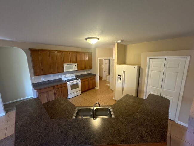 Foto del edificio - Beautiful 4 bedroom, 2 bathroom home