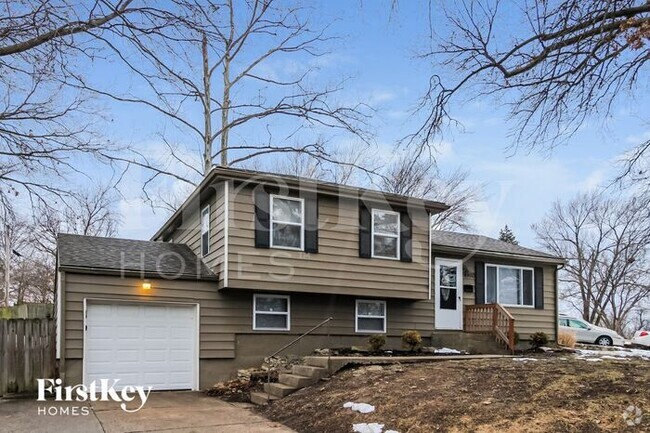 Building Photo - 4900 N Sycamore Dr