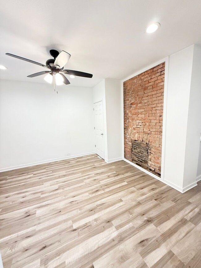 Building Photo - Newly Remodeled 2 or 3 Bedroom In Upper La...