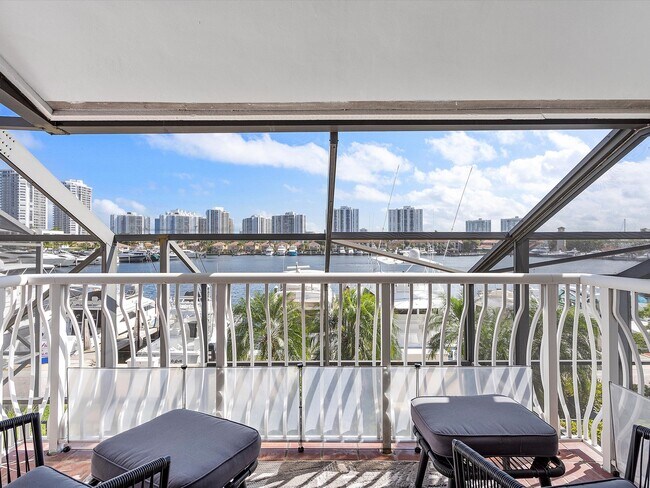 Foto del edificio - 3620 Yacht Club Dr
