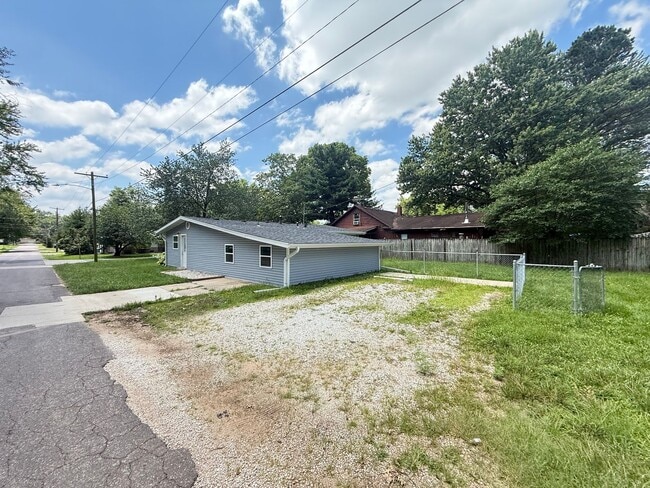 Building Photo - 1477 E Lindberg St