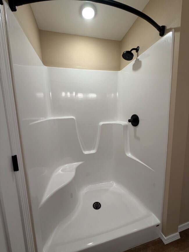 Building Photo - Modern efficiency with 4 Bedrooms on one level