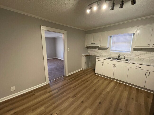 Foto del edificio - 3 bedroom 1 bath house available!