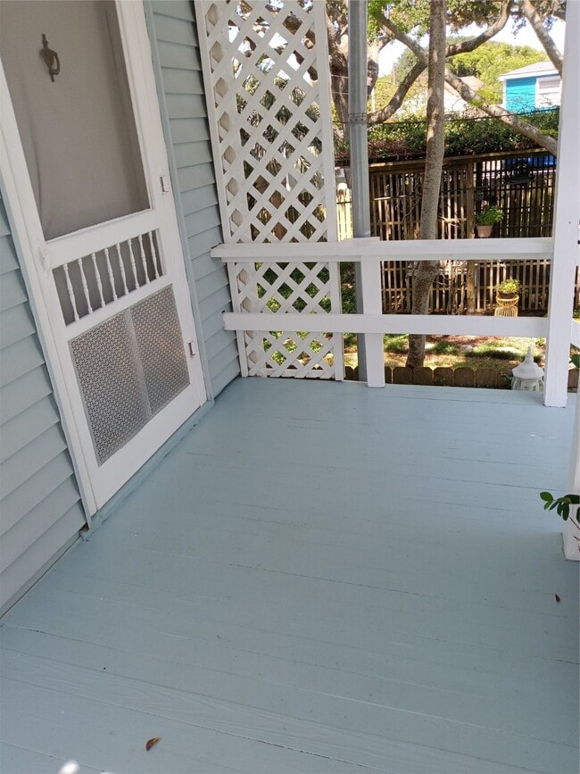 Foto del edificio - 2725 1/2 Bernardo De Galvez Ave