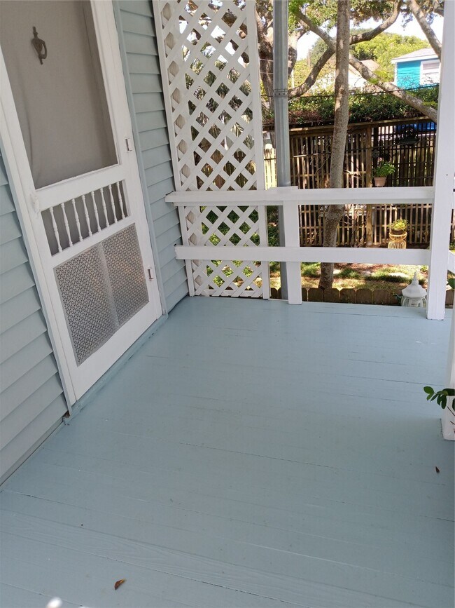 Foto del edificio - 2924 1/2 Bernardo De Galvez Ave