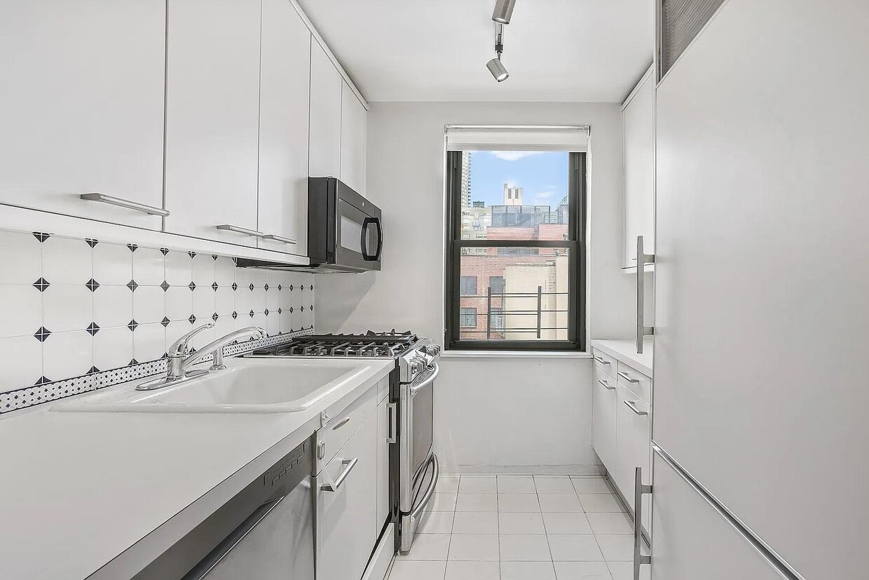 Foto principal - 221 E 78th St