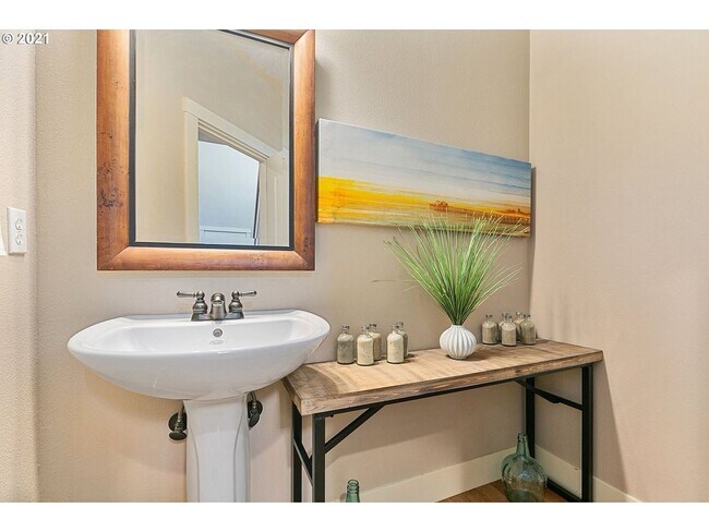 Building Photo - Impeccable Home on Quiet Cul de Sac