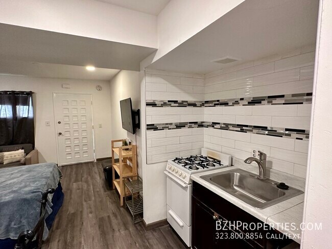 Building Photo - Stylishly Furnished Hollywood Studio