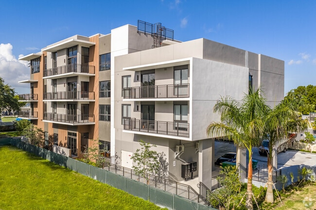 Building Photo - Aventura Quattro