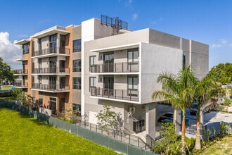 Building Photo - Aventura Quattro