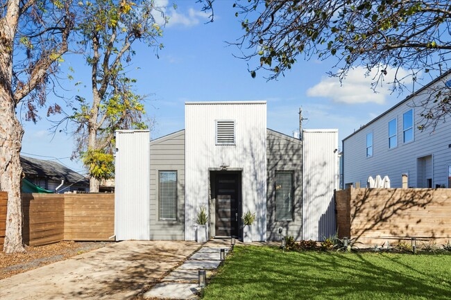 Building Photo - 521 W 27th St