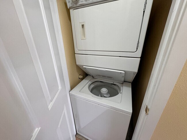 Building Photo - Blocks from UO! 2 bedroom 1.5 bath with in...
