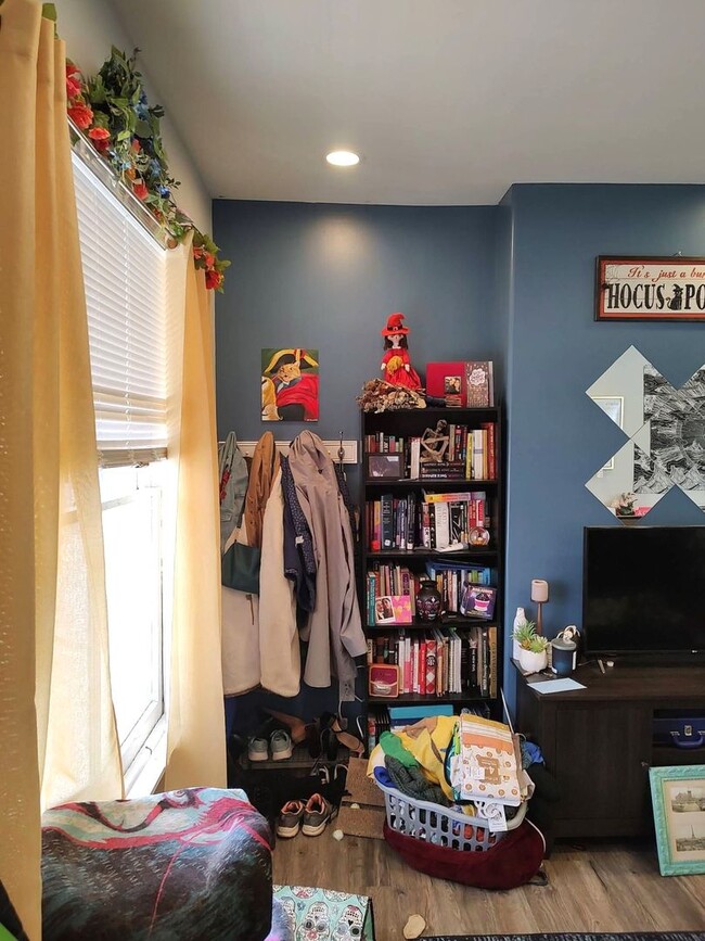 Building Photo - Gorgeous 3-Bedroom Corner Townhome in West...