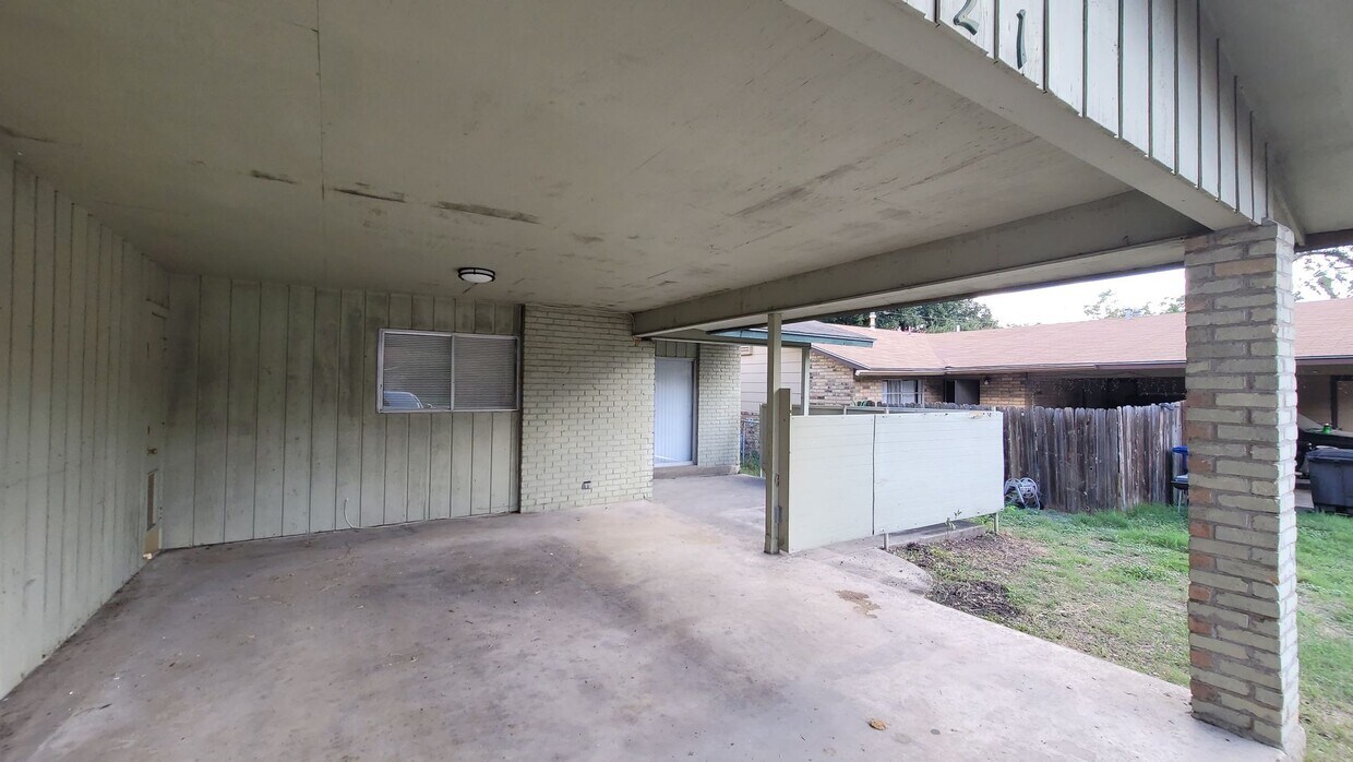Primary Photo - 521-523 Southtrail Dr
