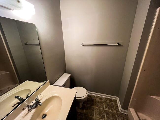 Building Photo - Cozy Greensboro Condo - 2 Bedrooms, 2 Full...