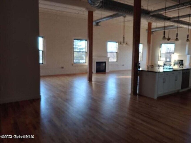 Building Photo - 387 3rd Ave