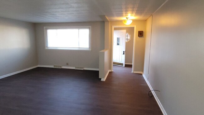 Foto del edificio - Sizable 3 bedroom 1 bathroom with attached...