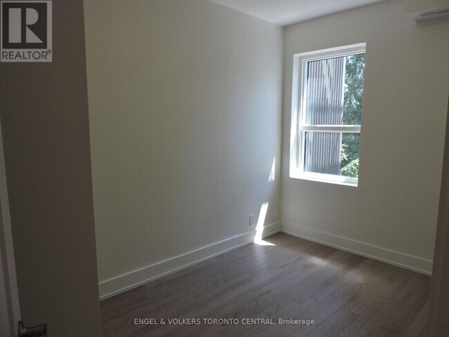 Photo du bâtiment - 1555 Bloor St W