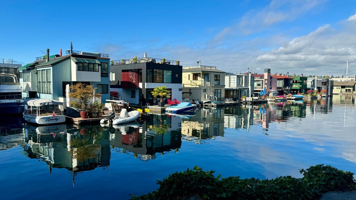Primary Photo - Beautiful Lake Union Floating Home