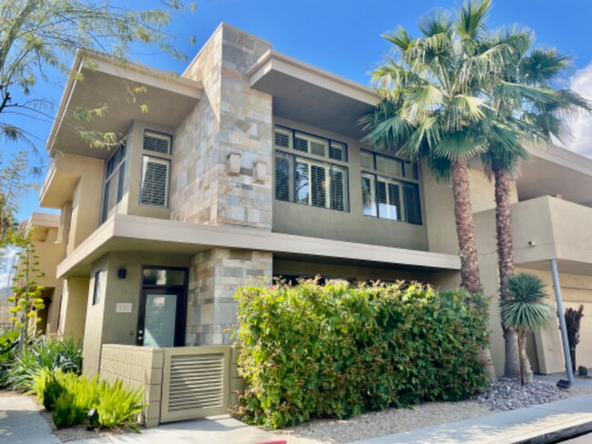 Foto del edificio - 870 E Palm Canyon Dr