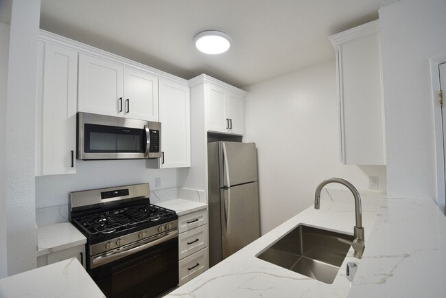 Building Photo - 5400 Morella Ave