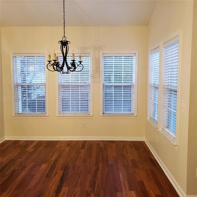 Building Photo - 6000 Carlow Ct SE