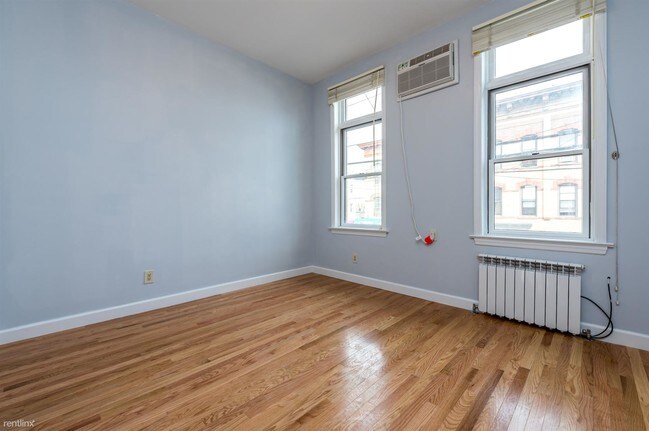 Building Photo - 10-05 Wyckoff Ave